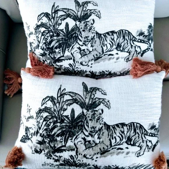 COTTON & VELVET PRINT PILLOW WITH TIGEr IMAGES & TASSELS - Picture 3 of 10